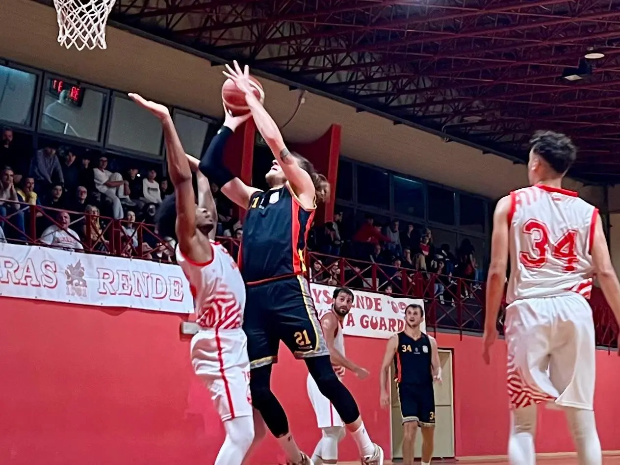 Basket, Bim Bum Rende-Catanzaro 98-96: il derby va ai padroni di casa sul filo della sirena dopo un overtime\n