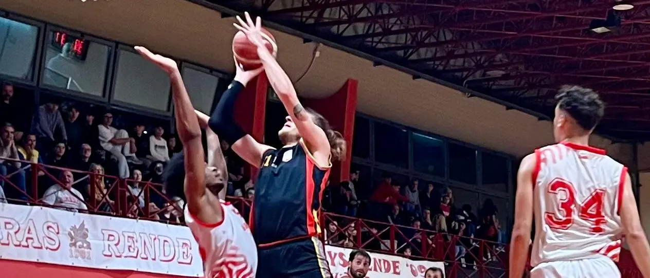 Basket, Bim Bum Rende-Catanzaro 98-96: il derby va ai padroni di casa sul filo della sirena dopo un overtime\n