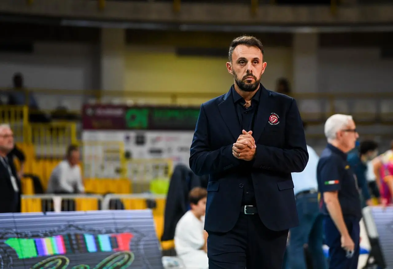 Domotek Reggio Calabria, crescita continua nonostante la sconfitta al tie-break: Polimeni elogia l’impegno e lo spirito della squadra\n