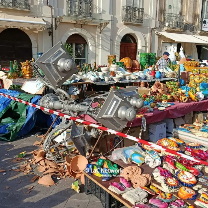 Lampione cade e colpisce un artigiano a Pizzo, le testimonianze: «Un boato e poi l'ho visto a terra insanguinato»