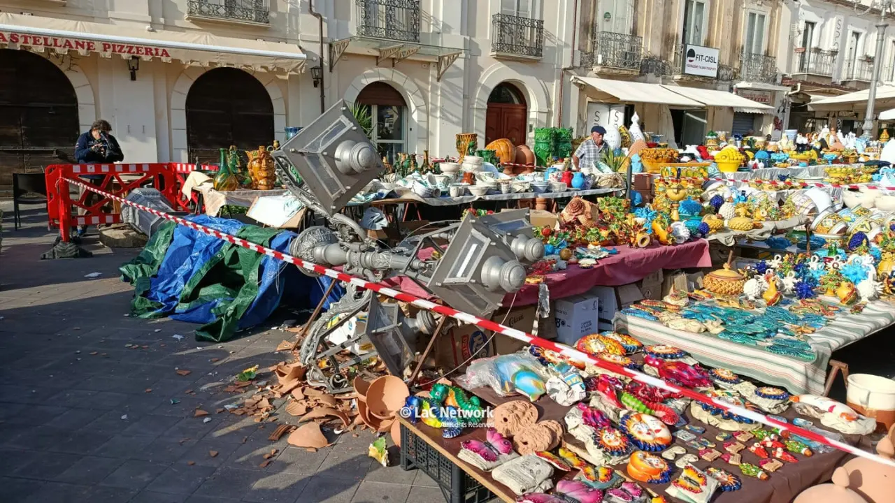 Lampione cade e colpisce un artigiano a Pizzo, le testimonianze: «Un boato e poi l'ho visto a terra insanguinato»