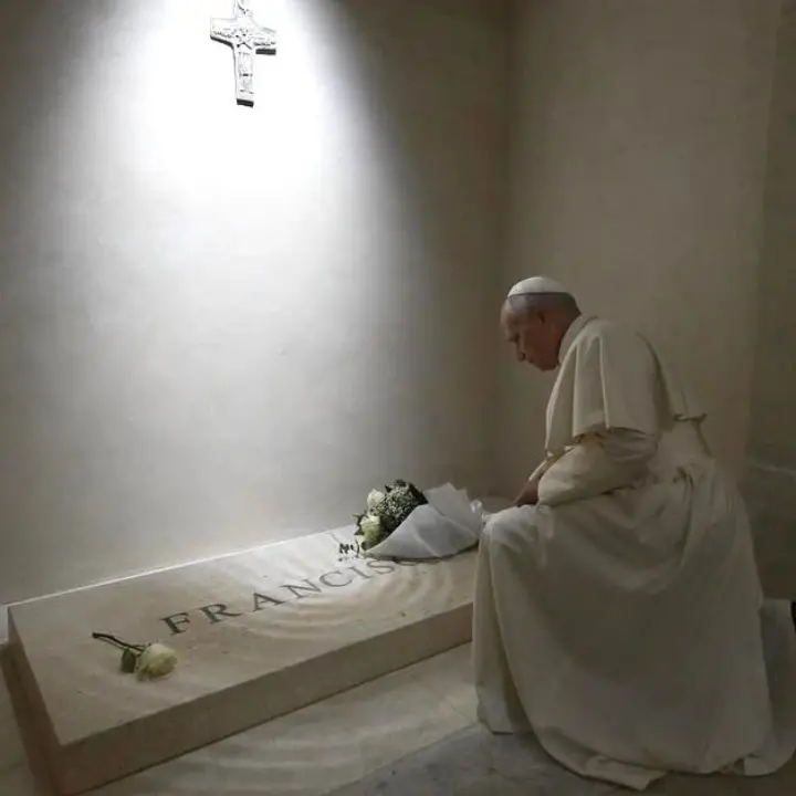 Leone XIV in preghiera davanti alla tomba di Papa Francesco: il segno della continuità nel rinnovamento