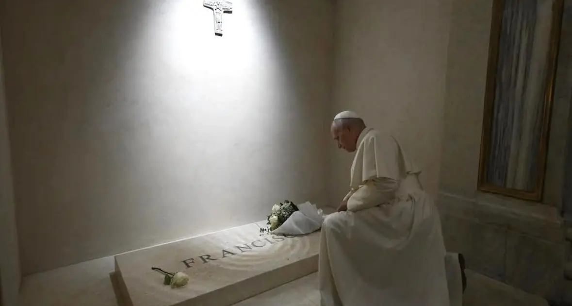 Leone XIV in preghiera davanti alla tomba di Papa Francesco: il segno della continuità nel rinnovamento