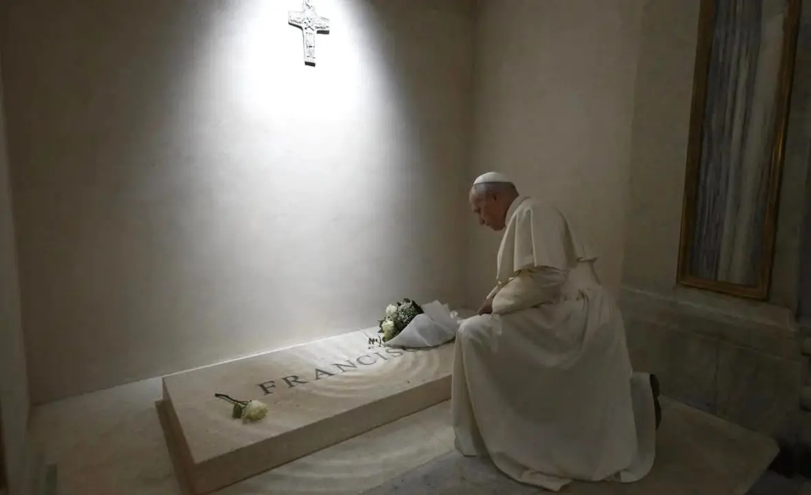 Leone XIV in preghiera davanti alla tomba di Papa Francesco: il segno della continuità nel rinnovamento