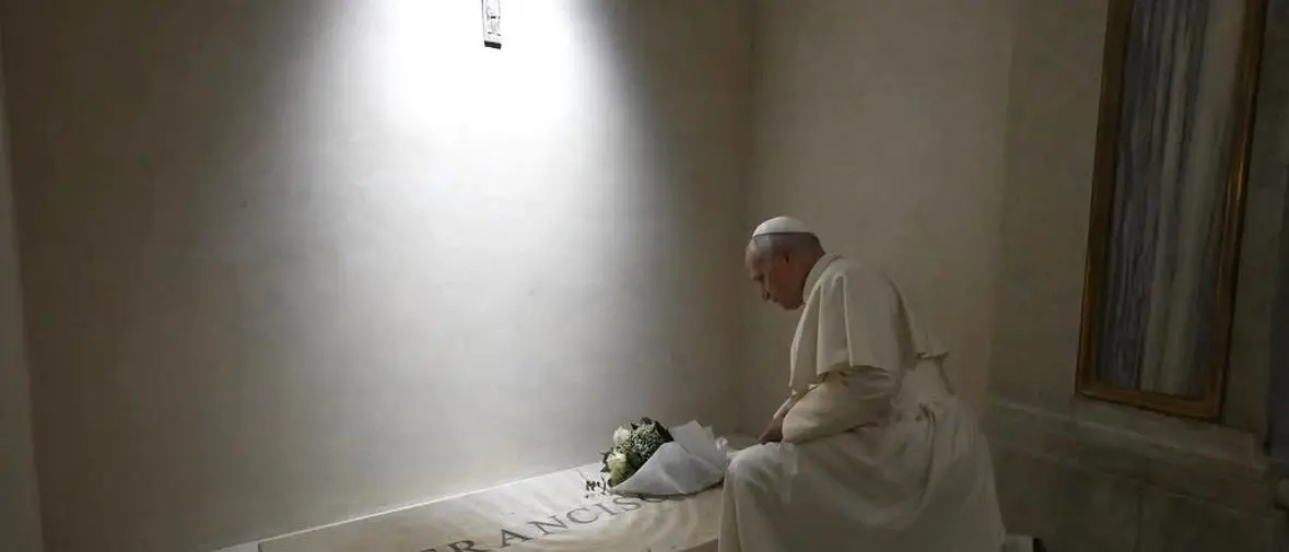 Leone XIV in preghiera davanti alla tomba di Papa Francesco: il segno della continuità nel rinnovamento
