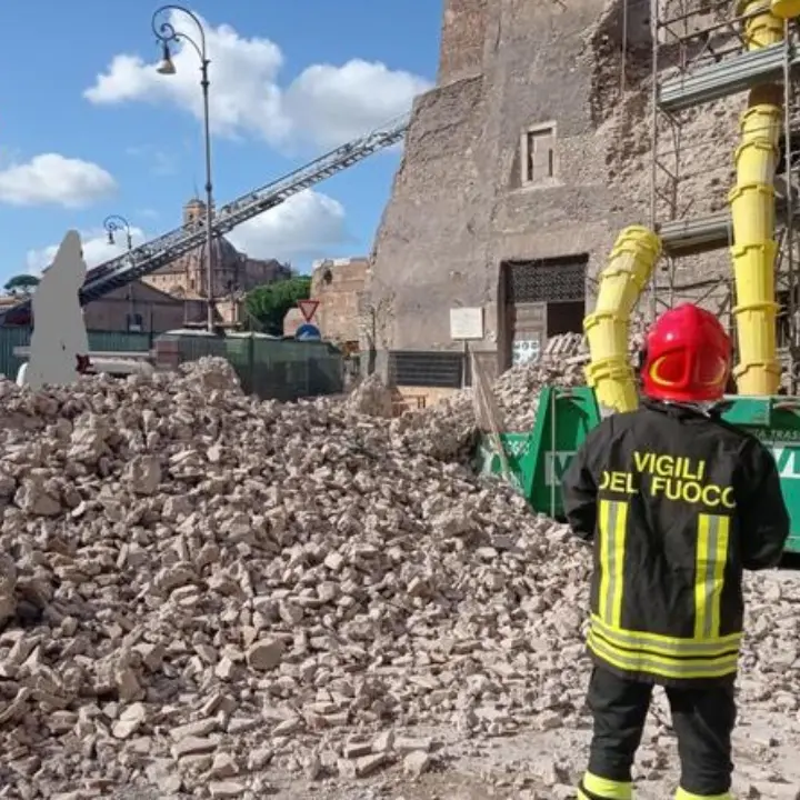 Morto l’operaio rimasto sotto le macerie dopo il crollo della Torre dei conti ai Fori imperiali: il 66enne deceduto in ospedale\n