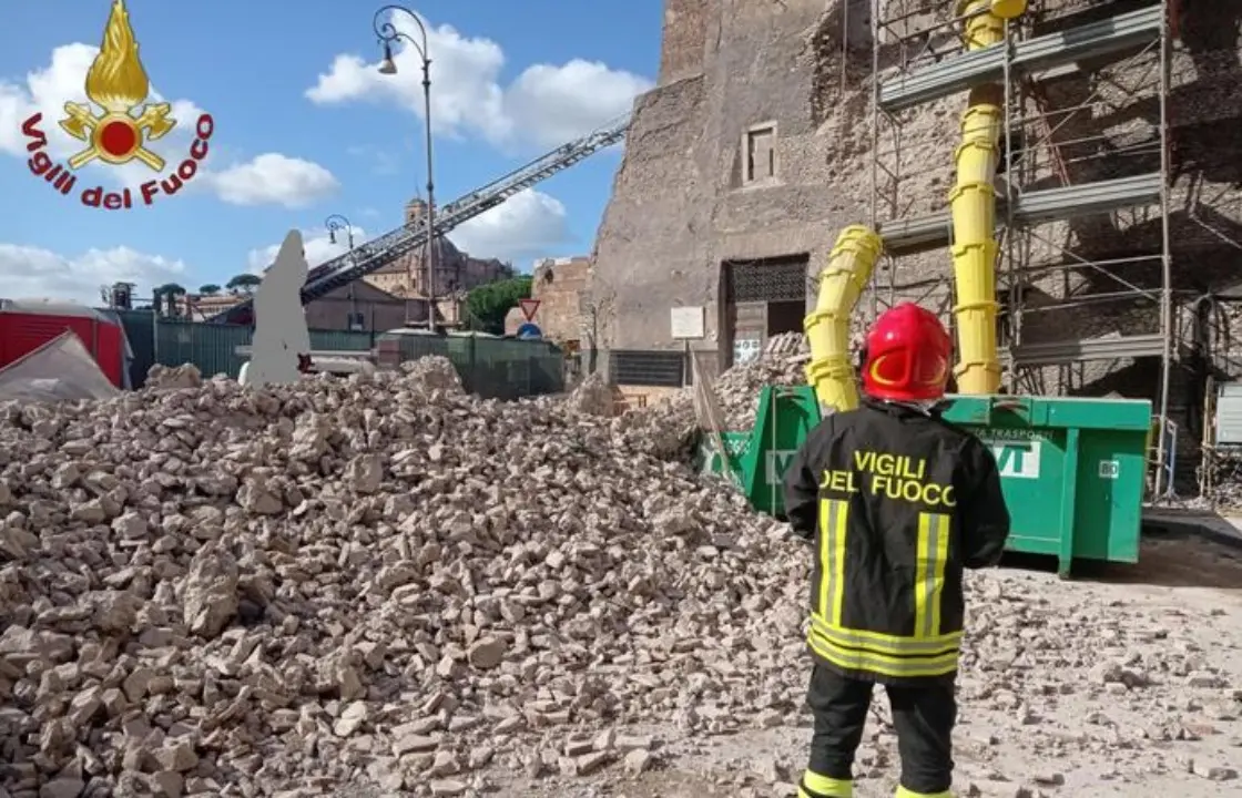 Morto l’operaio rimasto sotto le macerie dopo il crollo della Torre dei conti ai Fori imperiali: il 66enne deceduto in ospedale\n