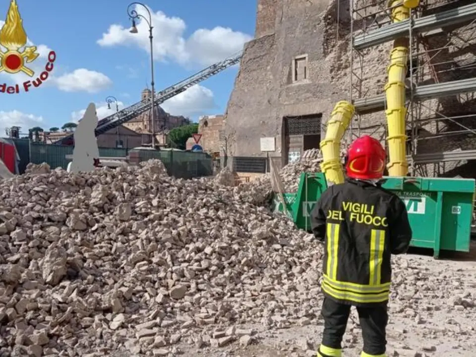 Morto l’operaio rimasto sotto le macerie dopo il crollo della Torre dei conti ai Fori imperiali: il 66enne deceduto in ospedale