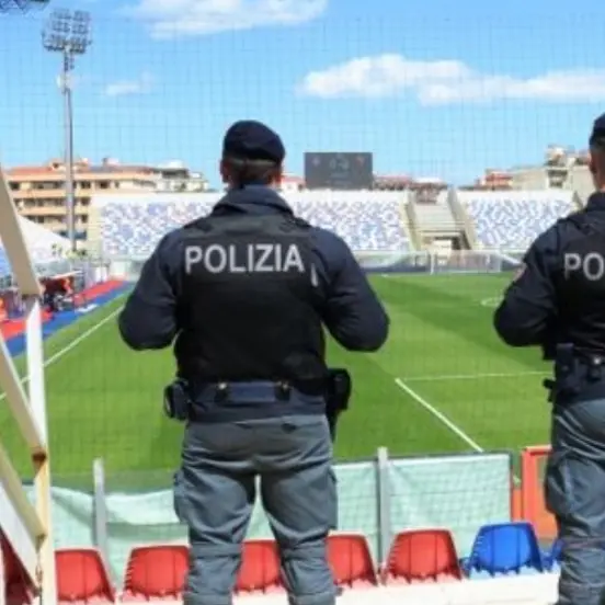 Fumogeni sugli spalti durante la partita contro Crotone, daspo a cinque tifosi del Siracusa\n