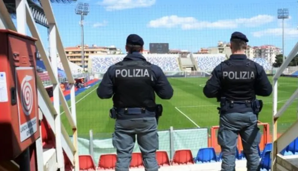 Fumogeni sugli spalti durante la partita contro Crotone, daspo a cinque tifosi del Siracusa\n