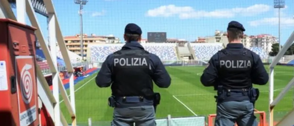 Fumogeni sugli spalti durante la partita contro Crotone, daspo a cinque tifosi del Siracusa\n