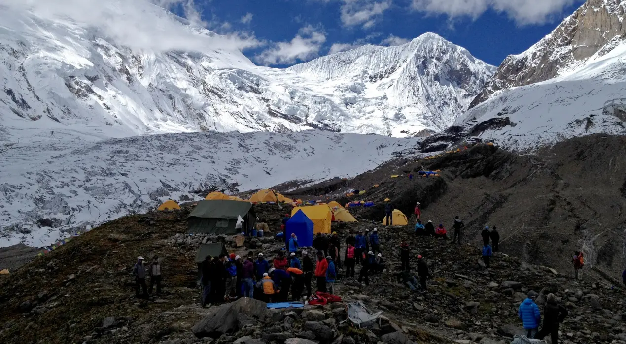 Nepal, morti i due alpinisti italiani Caputo e Ferronato: disperse altre sei persone\n