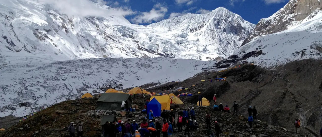 Nepal, morti i due alpinisti italiani Caputo e Ferronato: disperse altre sei persone\n