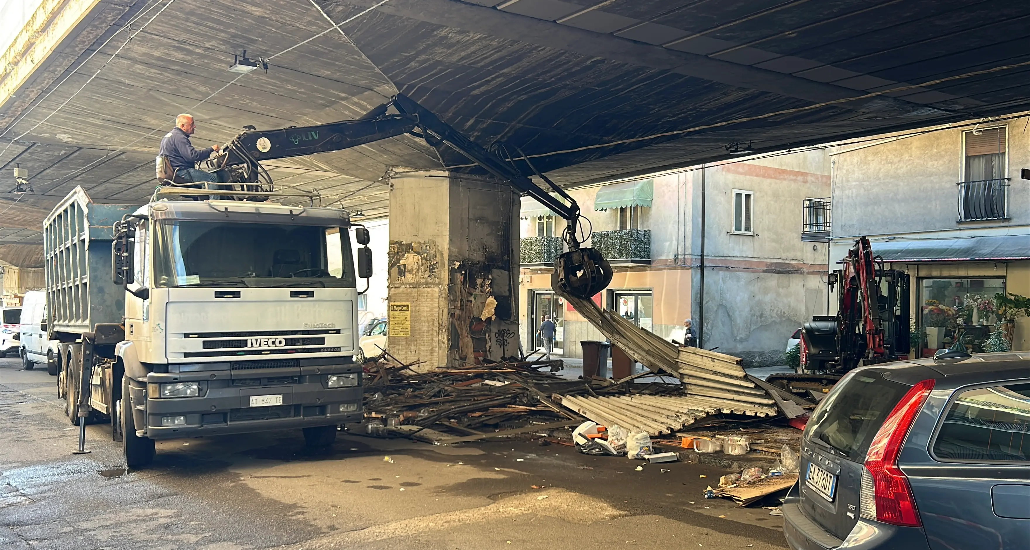 Cosenza, demolizione dei box sotto la soprelevata