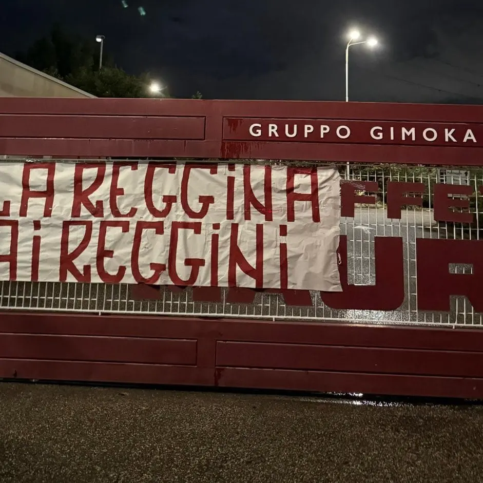 «La Reggina ai reggini»: la Curva Sud tappezza la città, esplode la protesta dei tifosi