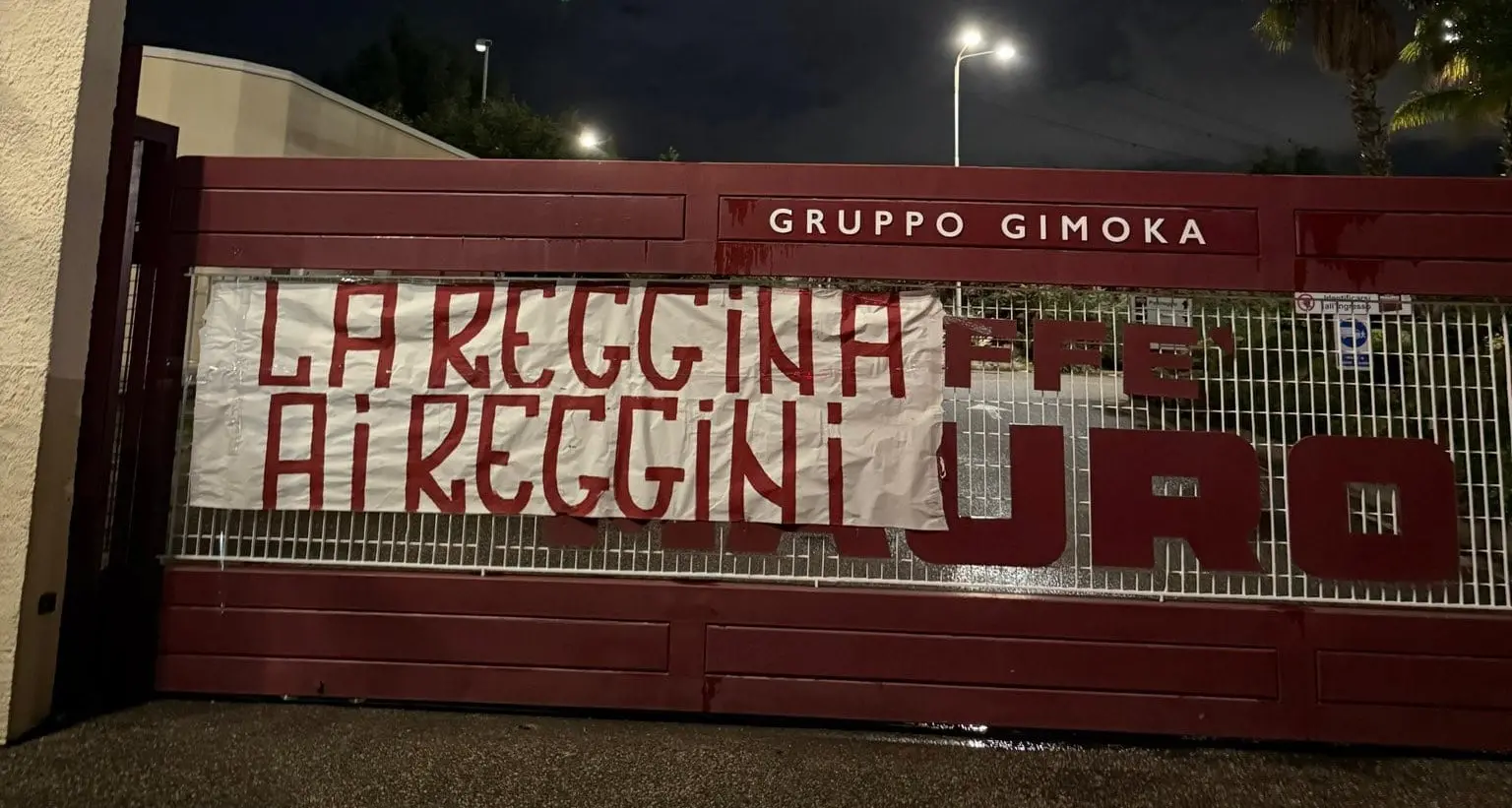«La Reggina ai reggini»: la Curva Sud tappezza la città, esplode la protesta dei tifosi