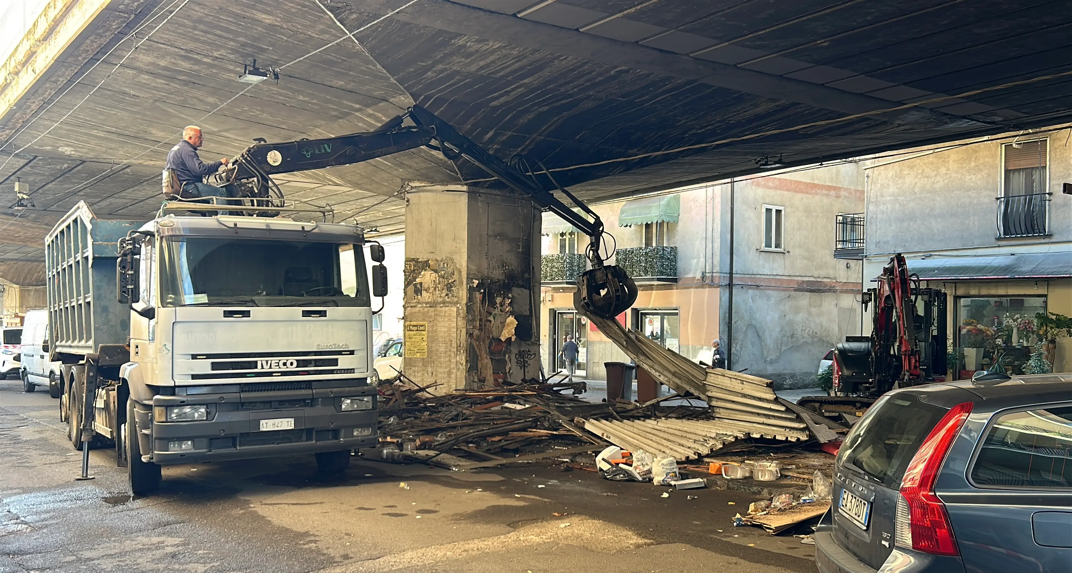Cosenza, continuano le demolizioni dei box sotto la soprelevata | VIDEO