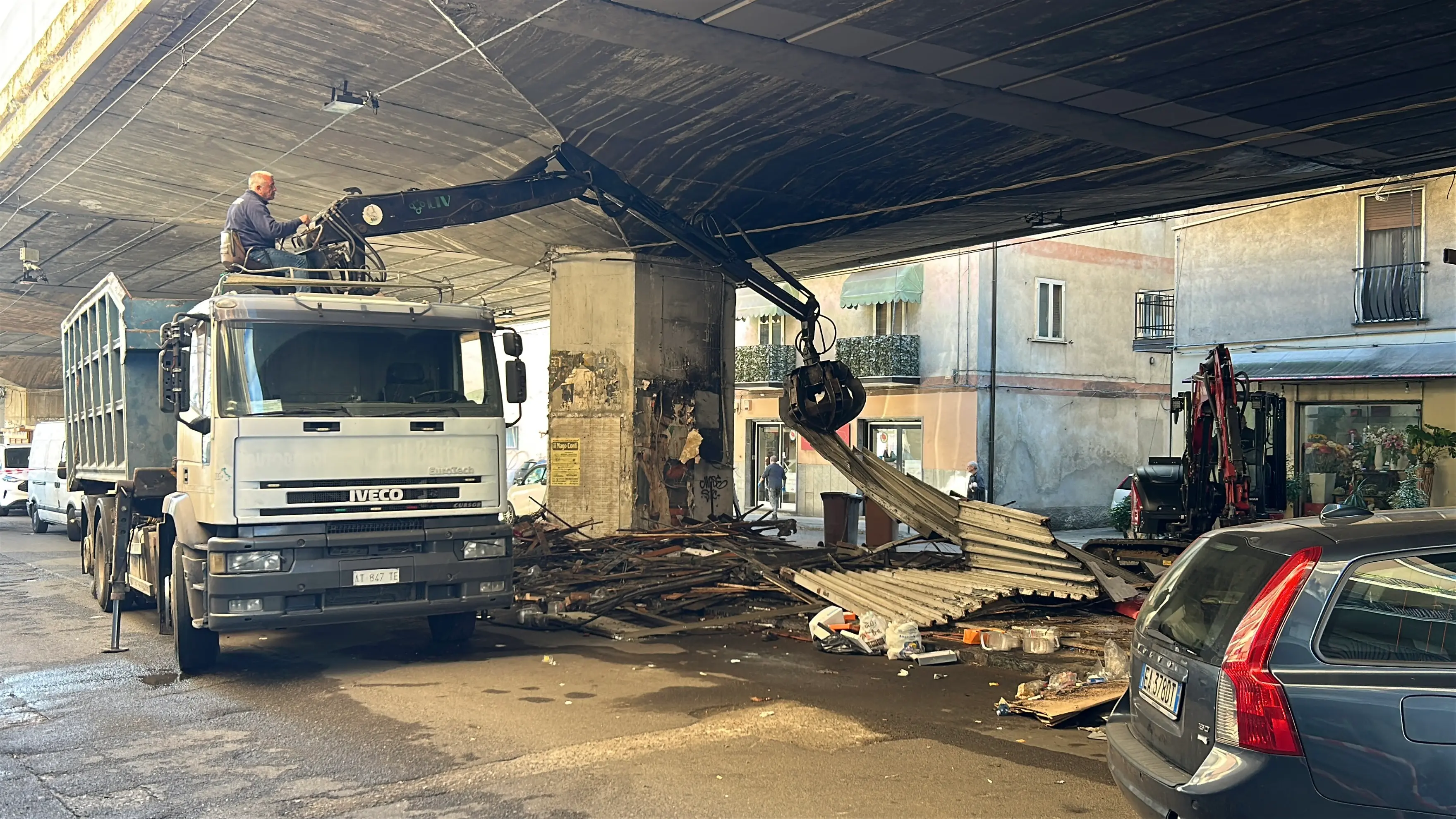 Cosenza, continuano le demolizioni dei box sotto la soprelevata | VIDEO