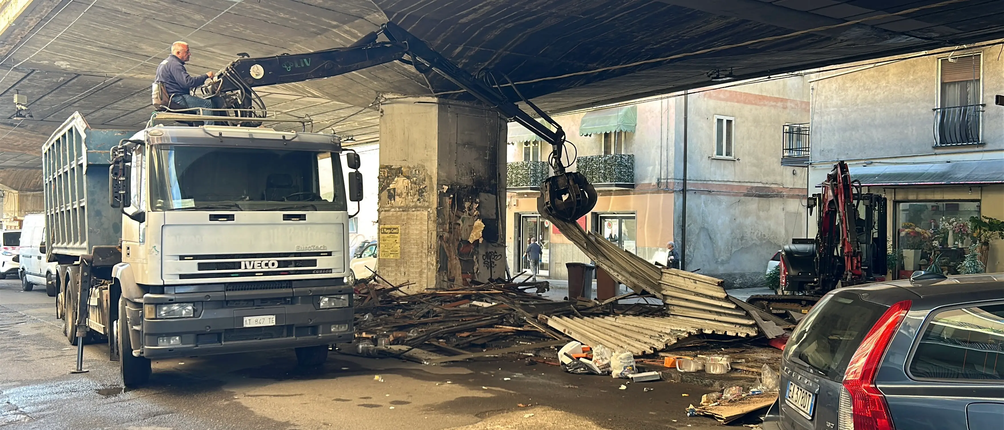 Cosenza, continuano le demolizioni dei box sotto la soprelevata | VIDEO