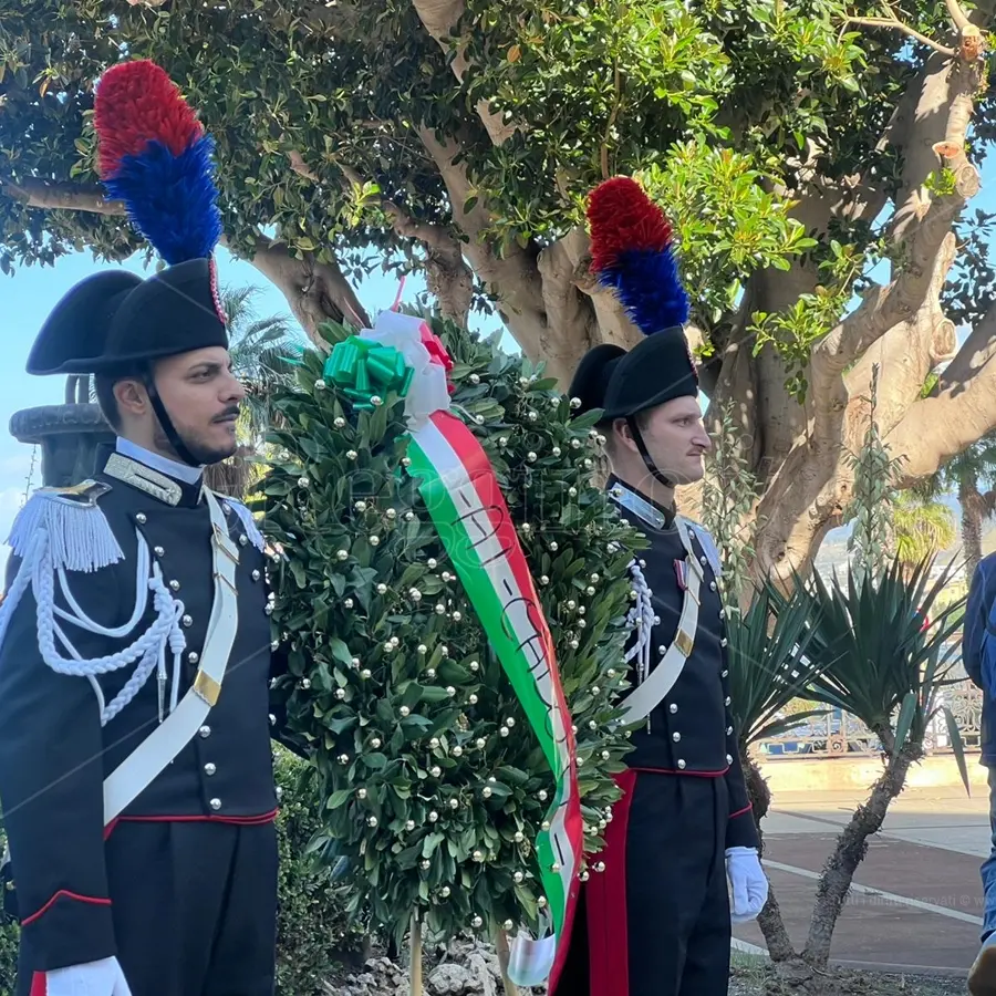 Cosenza celebra l’Unità nazionale e le Forze Armate: cerimonia in piazza della Vittoria\n