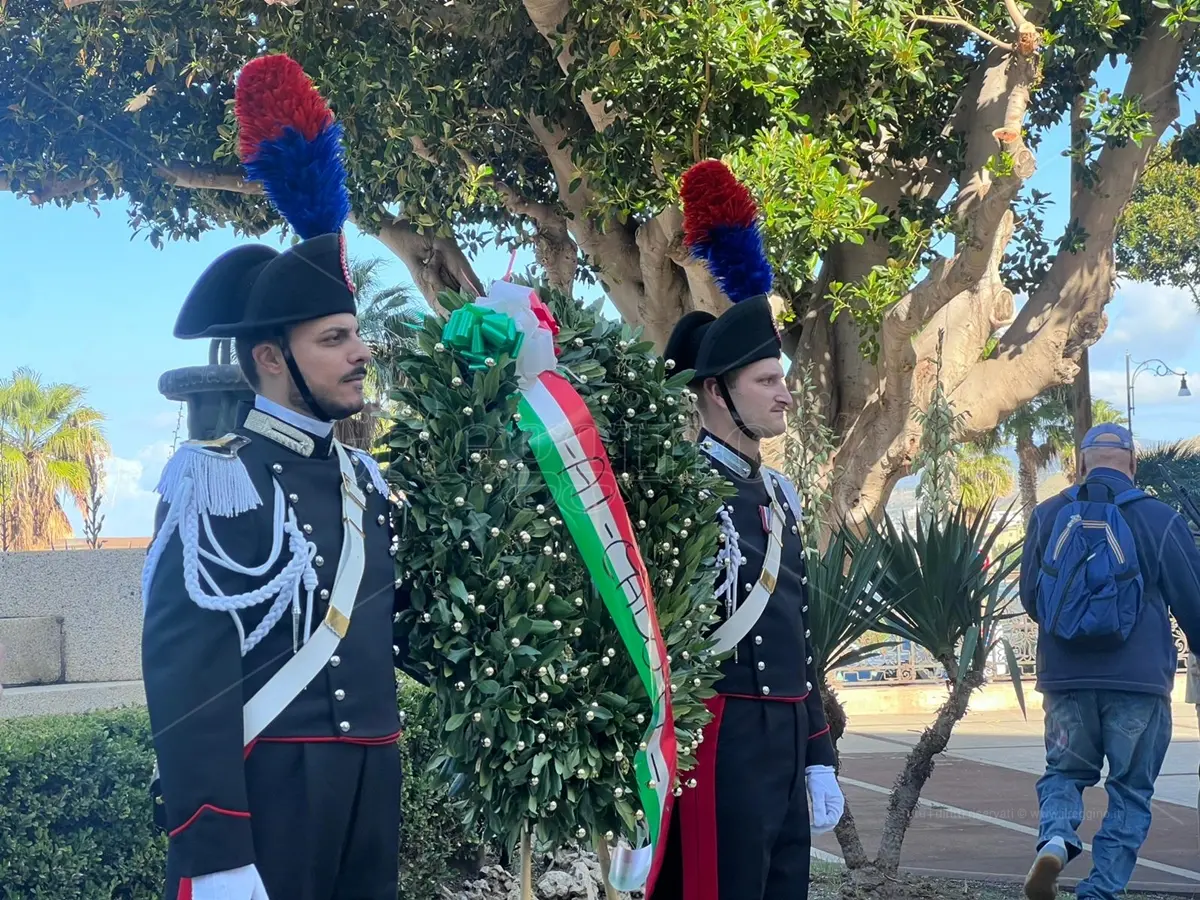 Cosenza celebra l’Unità nazionale e le Forze Armate: cerimonia in piazza della Vittoria\n