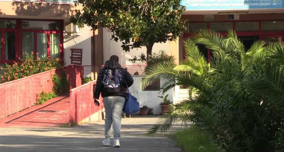 Trasporto scolastico per studenti disabili ridotto nel Catanzarese, l’appello di mamma Maria: «Famiglie lasciate sole»\n