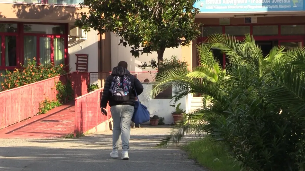 Trasporto scolastico per studenti disabili ridotto nel Catanzarese, l’appello di mamma Maria: «Famiglie lasciate sole»\n