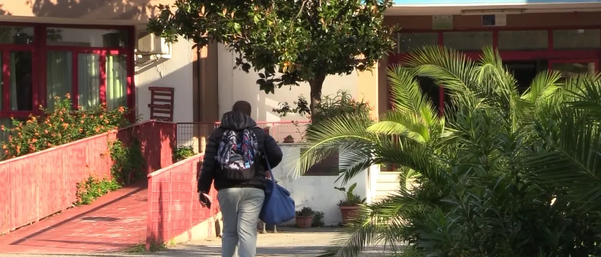 Trasporto scolastico per studenti disabili ridotto nel Catanzarese, l’appello di mamma Maria: «Famiglie lasciate sole»\n