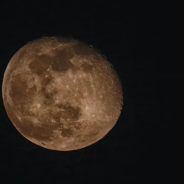 Superluna pronta a illuminare i cieli italiani: è la più vicina e luminosa dell’intero 2025\n