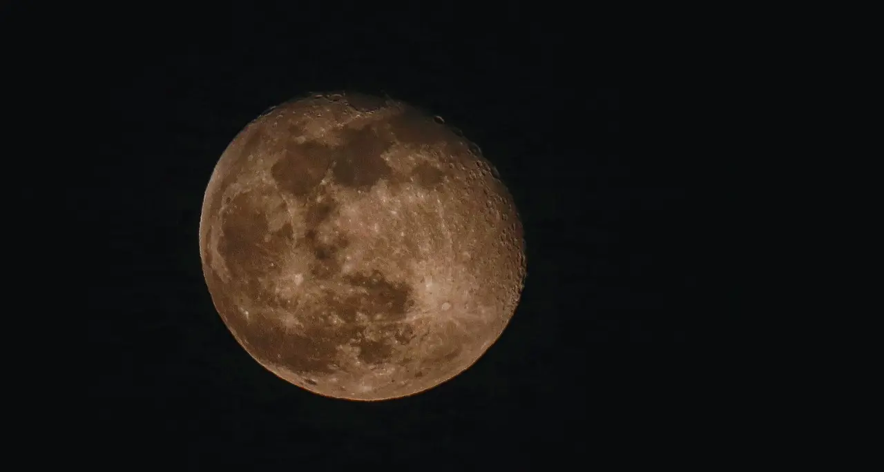 Superluna pronta a illuminare i cieli italiani: è la più vicina e luminosa dell’intero 2025\n