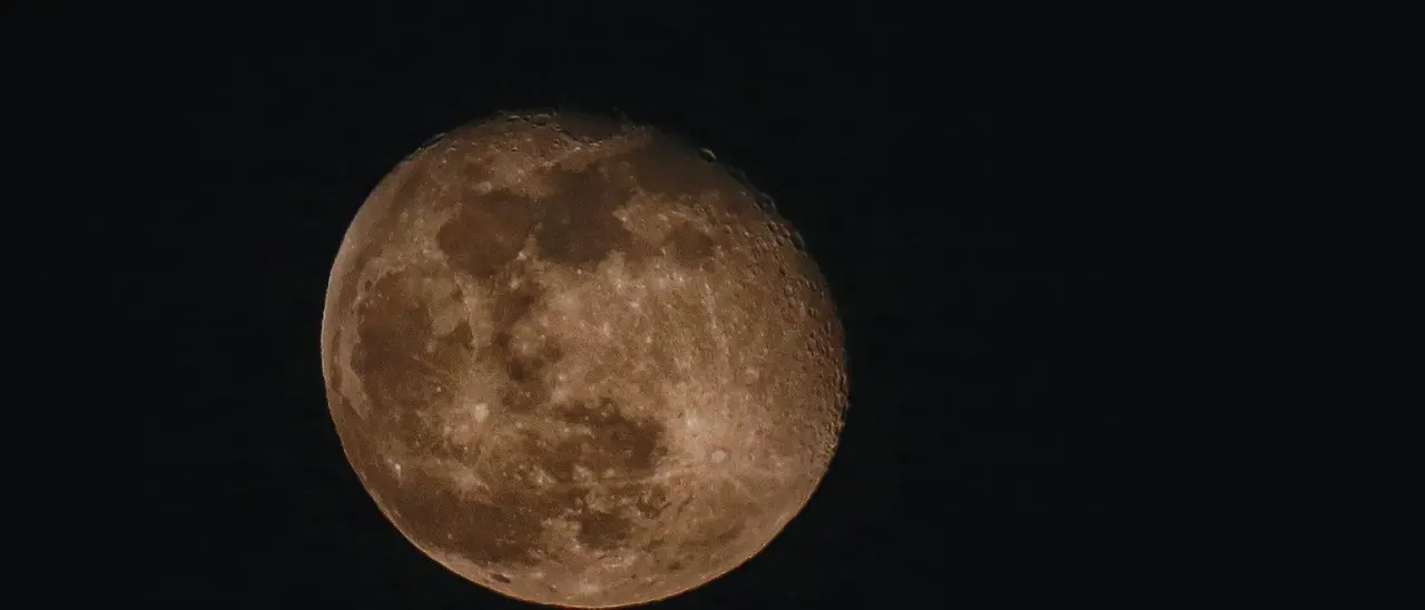 Superluna pronta a illuminare i cieli italiani: è la più vicina e luminosa dell’intero 2025\n