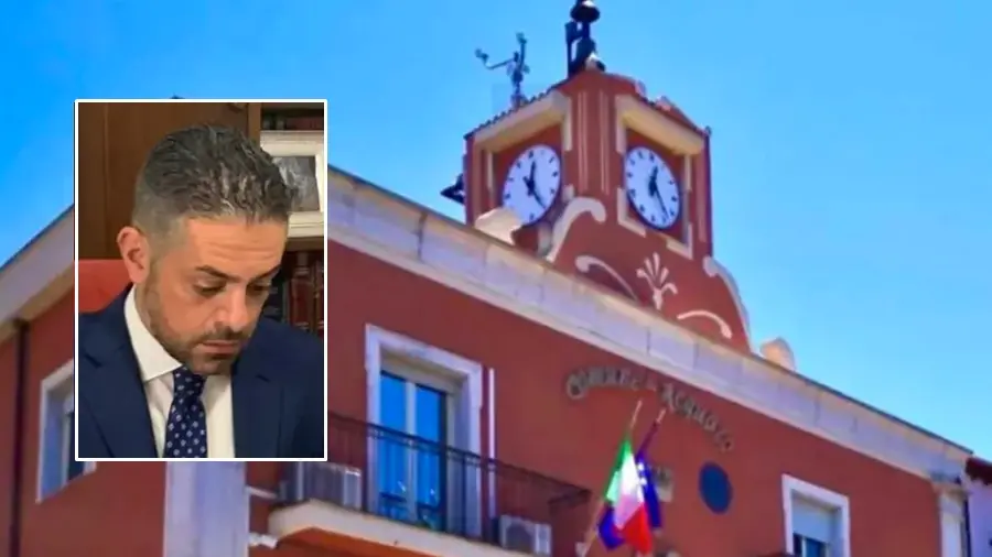 <p>Il Municipio di Acquaro e nel riquadro Giuseppe Barilaro</p>\\n