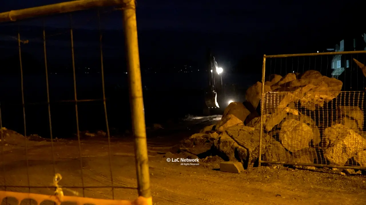 <p>I mezzi al lavoro per apportare le modifiche correttive dopo le mareggiate di fine ottobre</p>\\n