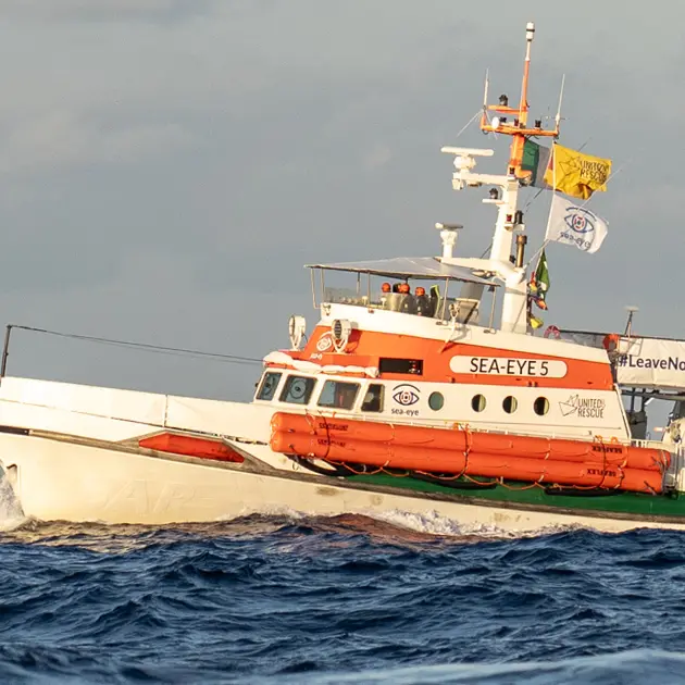 Disidratati e con ustioni da carburante\u00A0sbarcano a Crotone 57 migranti, la Sea Eye: «Disumano assegnare porti lontani»\n