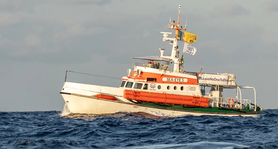 Disidratati e con ustioni da carburante\u00A0sbarcano a Crotone 57 migranti, la Sea Eye: «Disumano assegnare porti lontani»\n