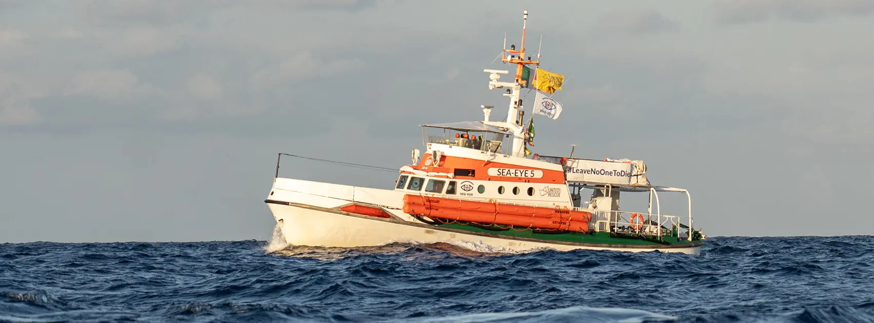 Disidratati e con ustioni da carburante\u00A0sbarcano a Crotone 57 migranti, la Sea Eye: «Disumano assegnare porti lontani»\n