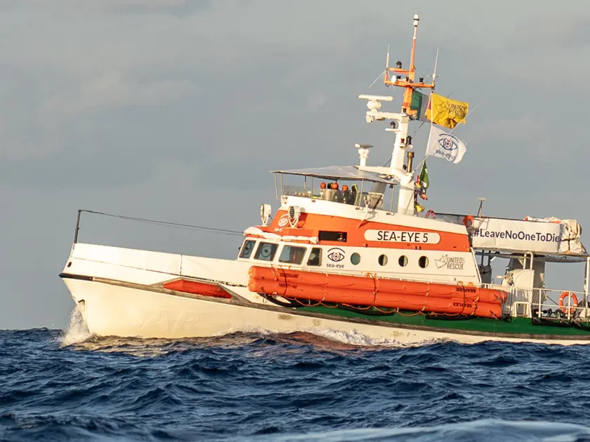 Disidratati e con ustioni da carburante sbarcano a Crotone 57 migranti, la Sea Eye: «Disumano assegnare porti lontani»