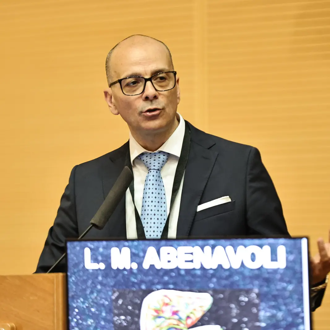 Medicina digitale, la nuova frontiera che abbraccia l’intelligenza artificiale. Abenavoli: «Cambiamento epocale»\n