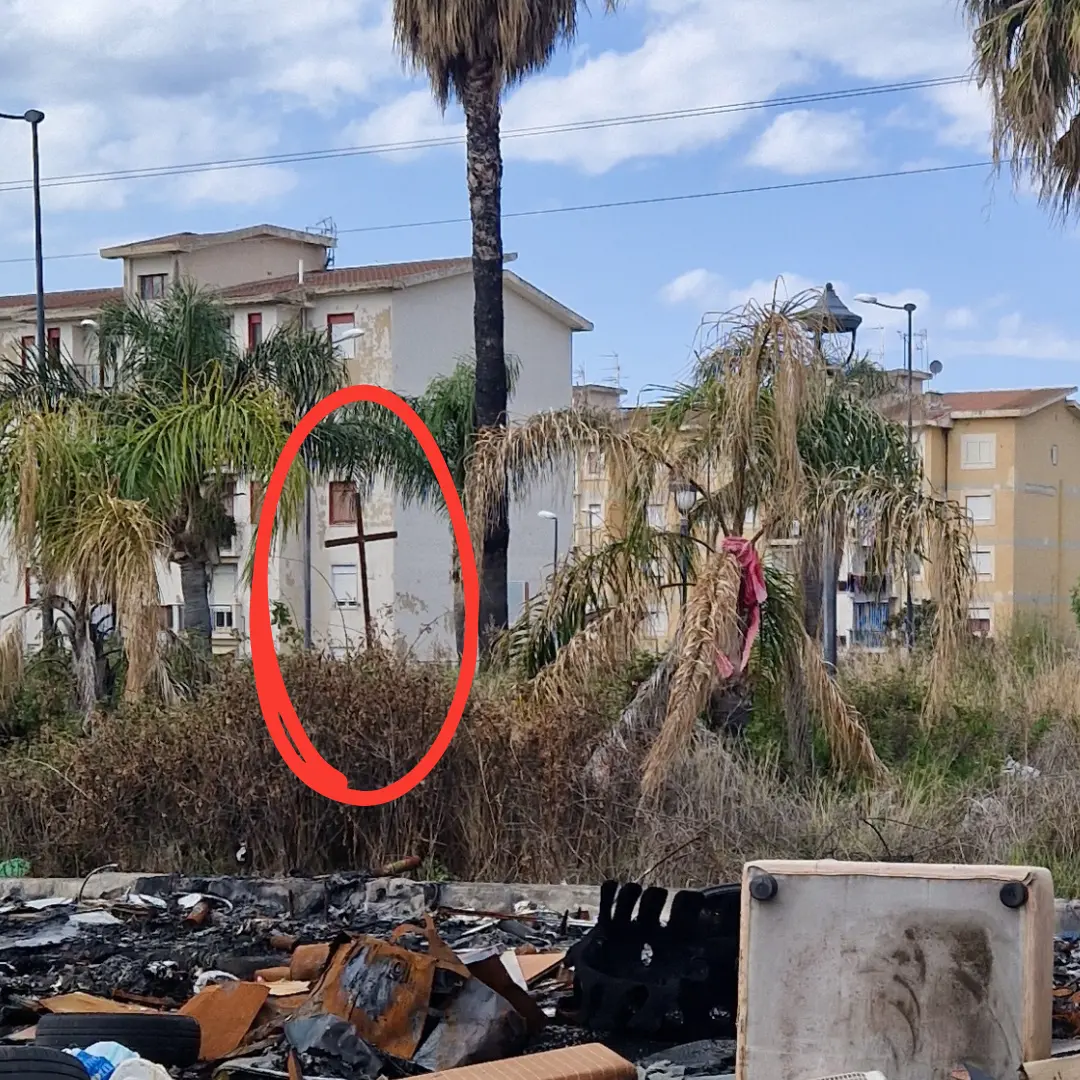 Divelta la croce in Piazza Don Italo Calabrò, Patrizia D’Aguì:\u00A0«Rialzarla sarà il nostro modo per dire che Arghillà non è morta»\n