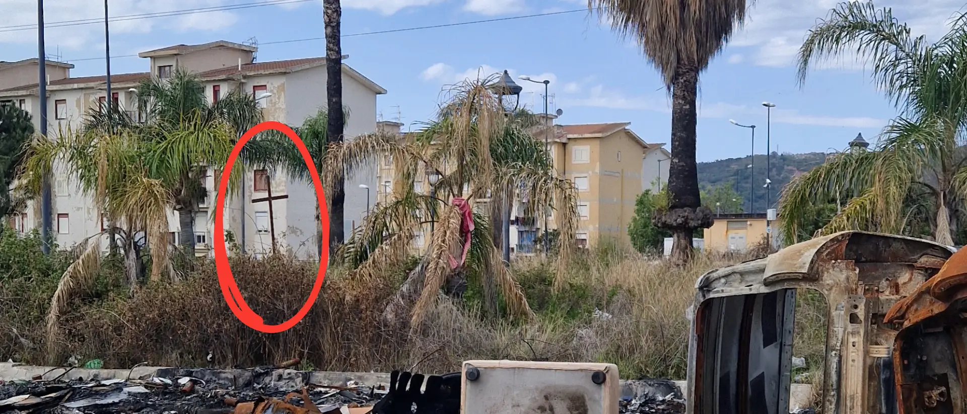 Divelta la croce in Piazza Don Italo Calabrò, Patrizia D’Aguì:\u00A0«Rialzarla sarà il nostro modo per dire che Arghillà non è morta»\n