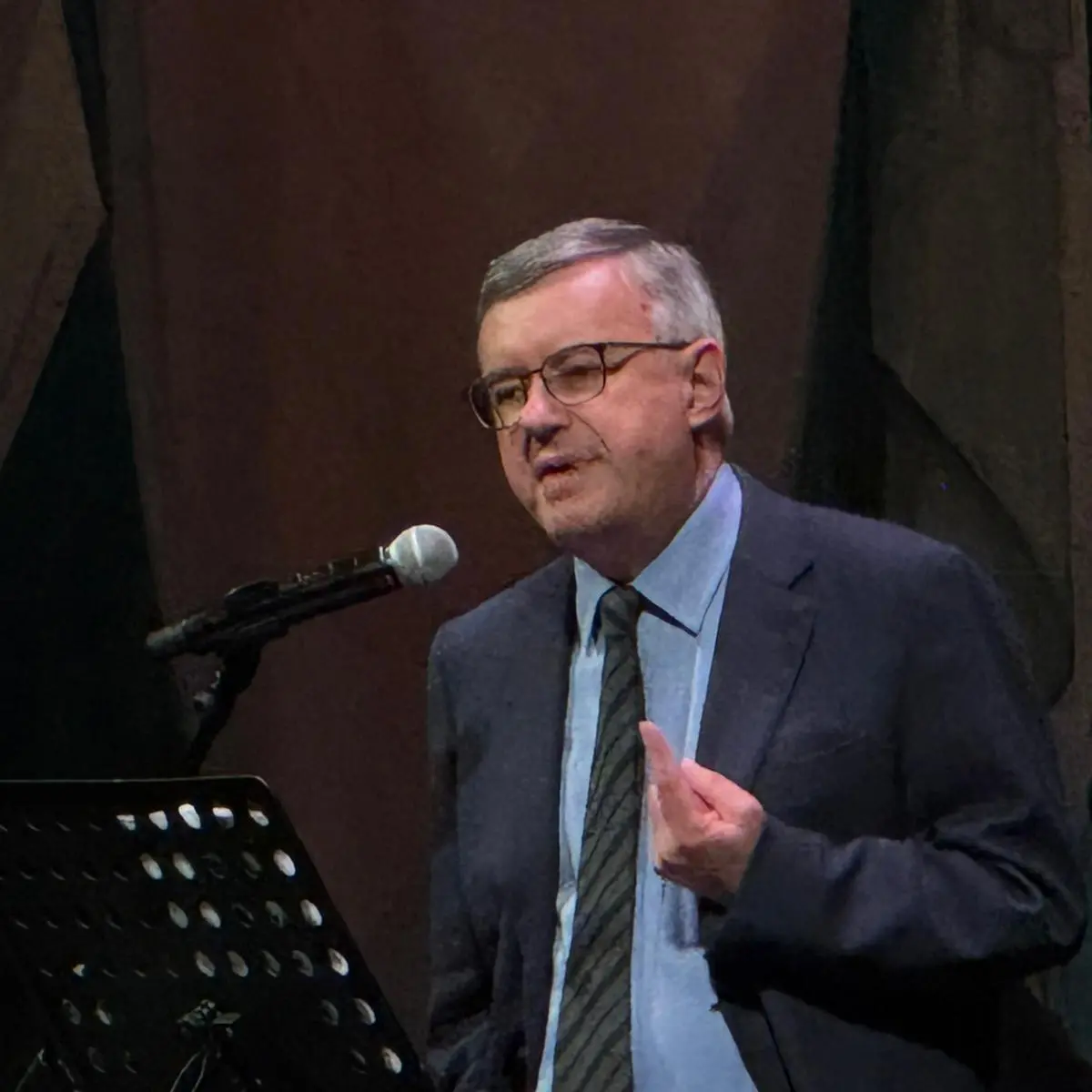 Alessandro Barbero, standing ovation a Catanzaro per la lezione su San Francesco d’Assisi: lo storico star conquista il Politeama\n