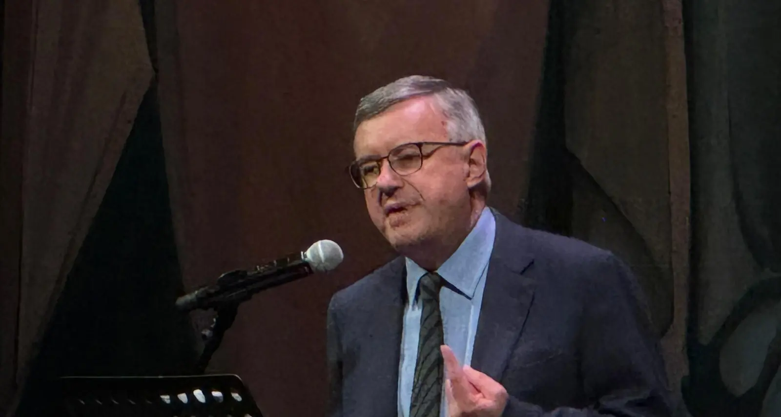 Alessandro Barbero, standing ovation a Catanzaro per la lezione su San Francesco d’Assisi: lo storico star conquista il Politeama\n