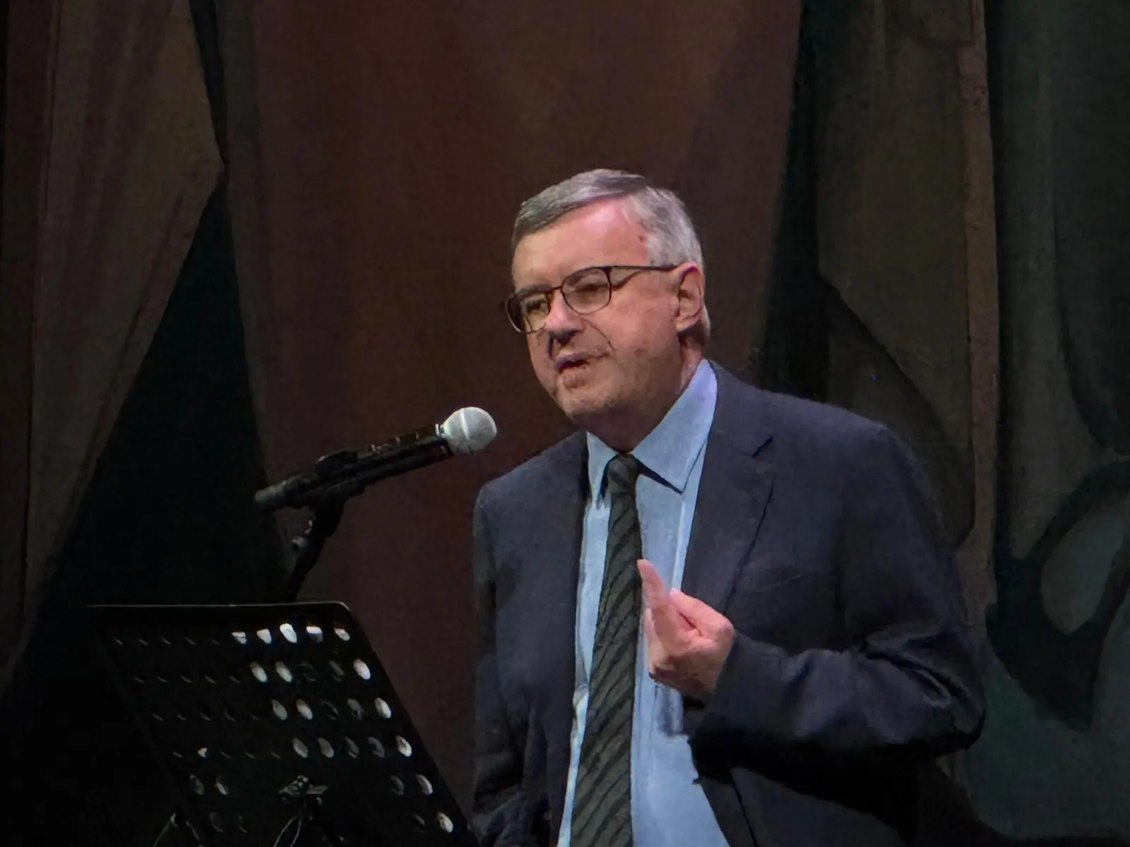 Alessandro Barbero, standing ovation a Catanzaro per la lezione su San Francesco d’Assisi: lo storico star conquista il Politeama\n