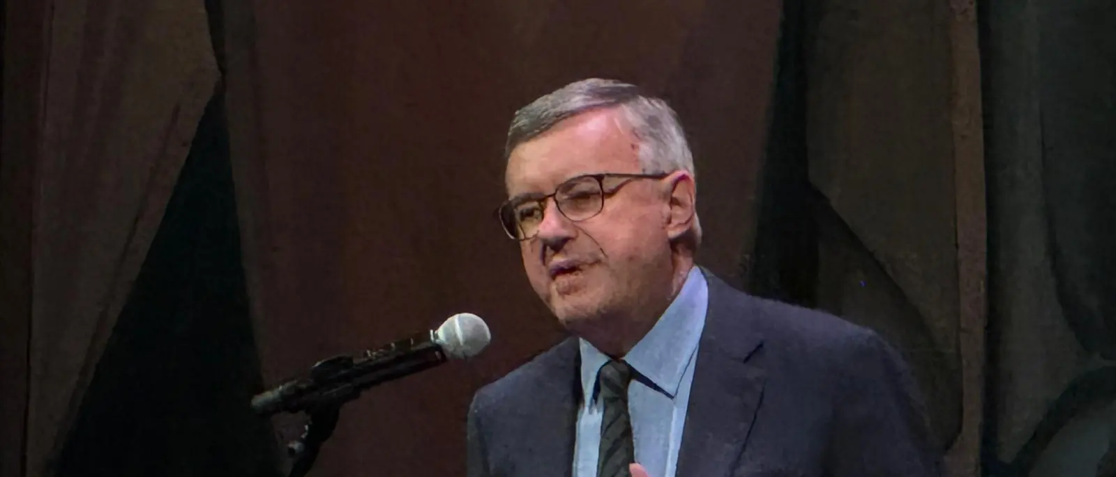 Alessandro Barbero, standing ovation a Catanzaro per la lezione su San Francesco d’Assisi: lo storico star conquista il Politeama\n