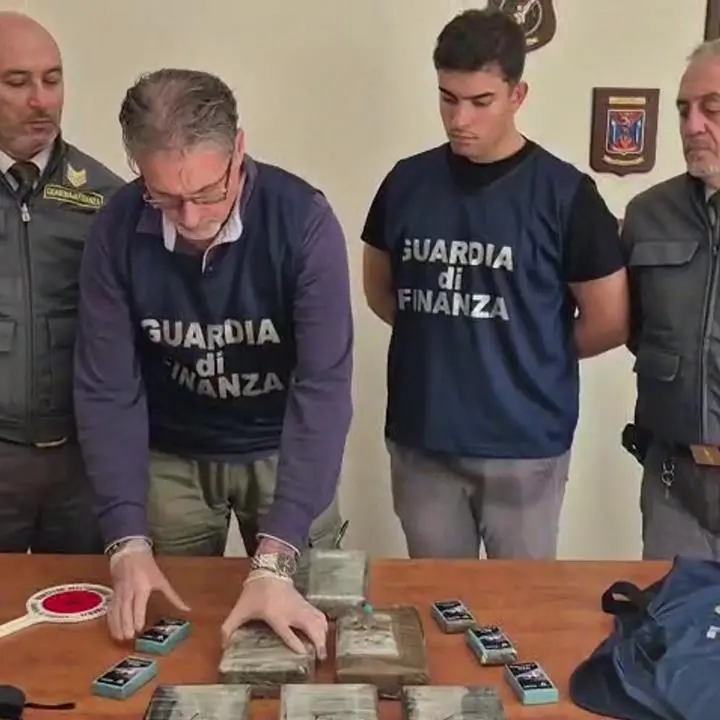 Arrestato corriere della droga diretto in Sicilia con\u00A07\u00A0chili di cocaina e hashish per un valore di 1,5 milioni di euro\n
