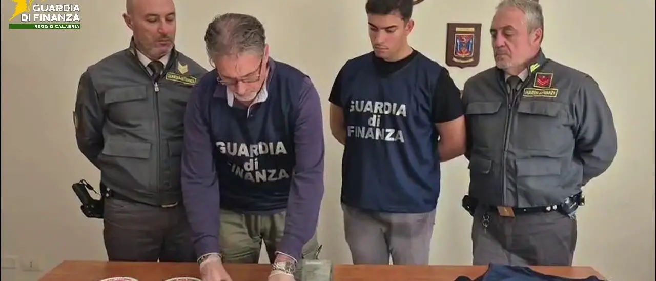 Sette chili tra\u00A0coca e hashish\u00A0su un tir diretto in Sicilia: arrestato\u00A0camionista\u00A0a Villa San Giovanni\n