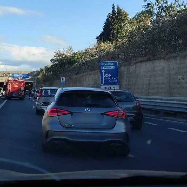Reggio, tamponamento sul raccordo tra Pellaro e San Gregorio: traffico bloccato e lunghe code in direzione nord\n