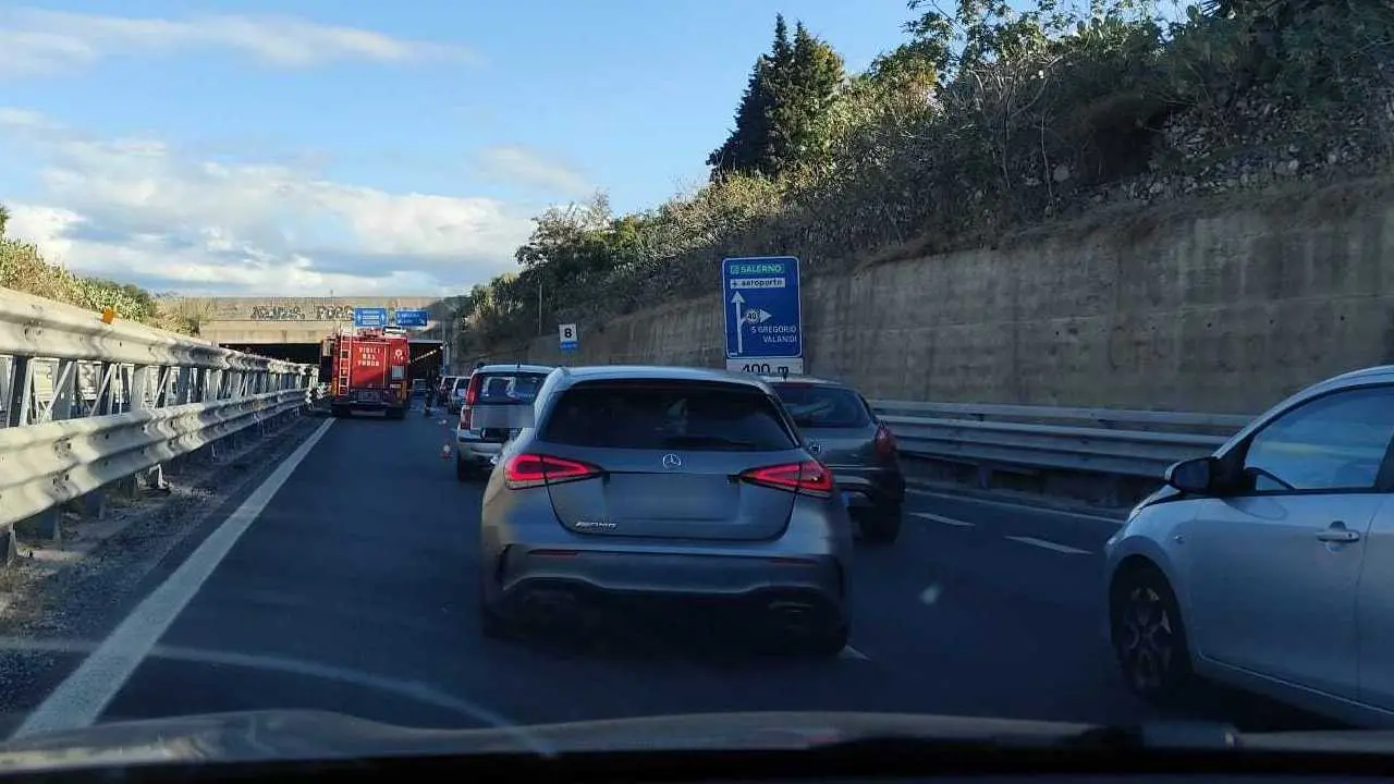 Reggio, tamponamento sul raccordo tra Pellaro e San Gregorio: traffico bloccato e lunghe code in direzione nord\n