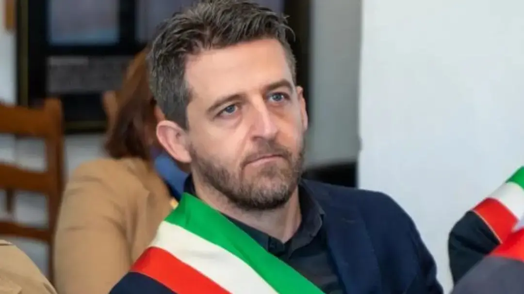 <p>Flavio Stasi, sindaco di Corigliano Rossano, &egrave; agli arresti domiciliari per voto di scambio politico-mafioso</p>\\n