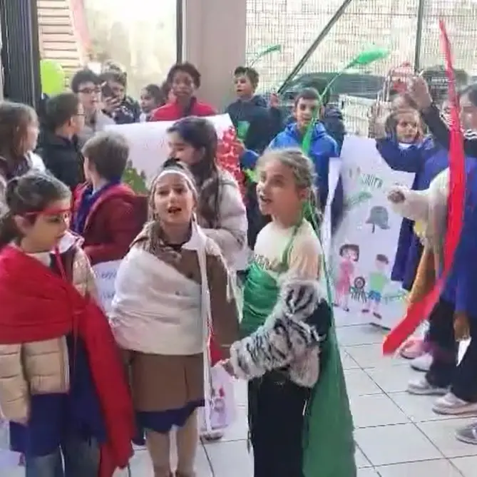 San Gregorio, i bimbi cantano l’Inno davanti alla Caserma ed emozionano tutti ricordando i tre carabinieri morti nell’esplosione a Verona